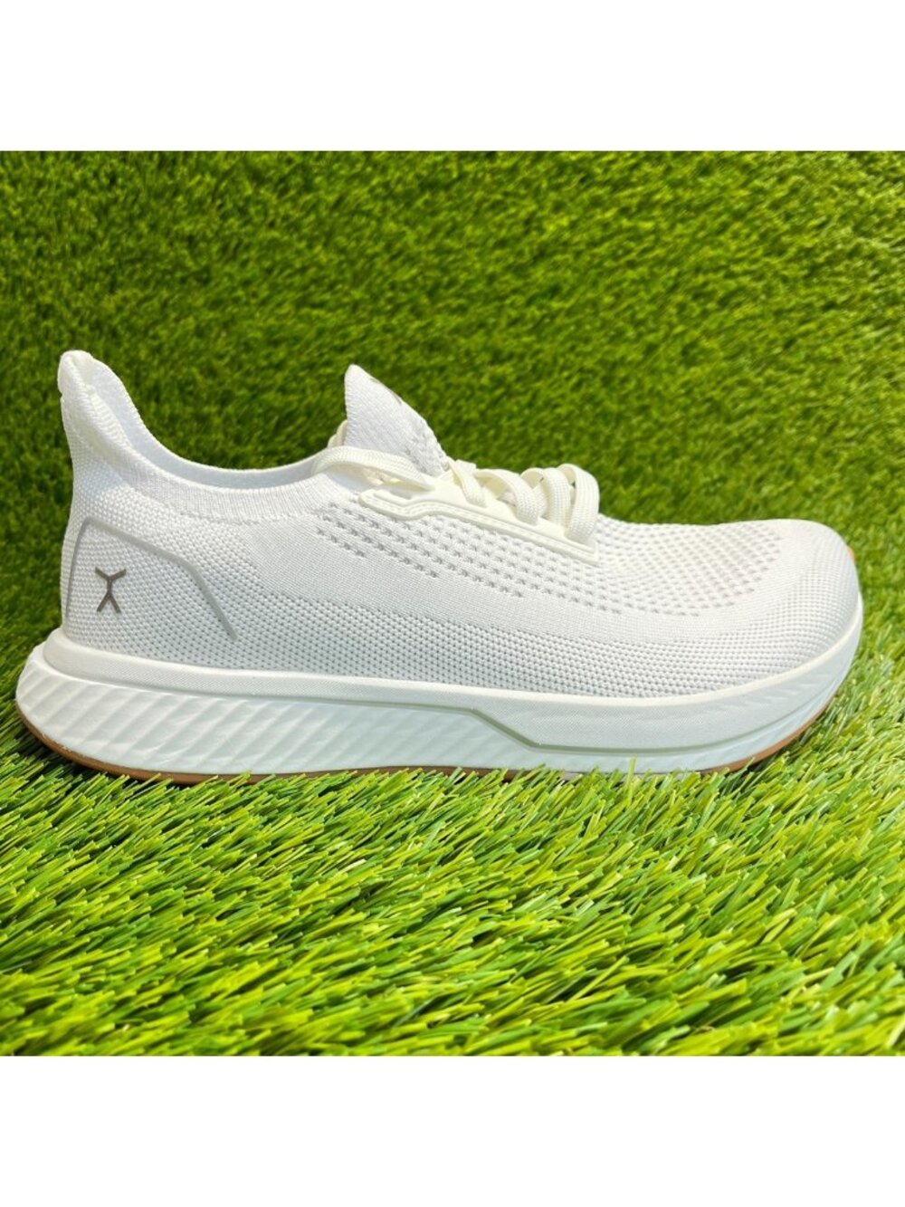 Flux Adapt Runner White Gum Womens Size 8 Running Athletic Walking Knit Shoes